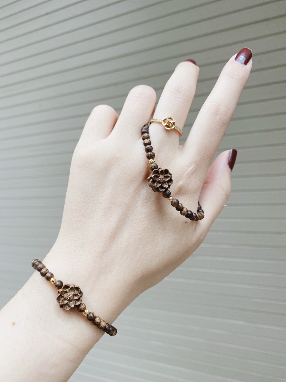 Vòng tay trầm hương mix charm hoa sen