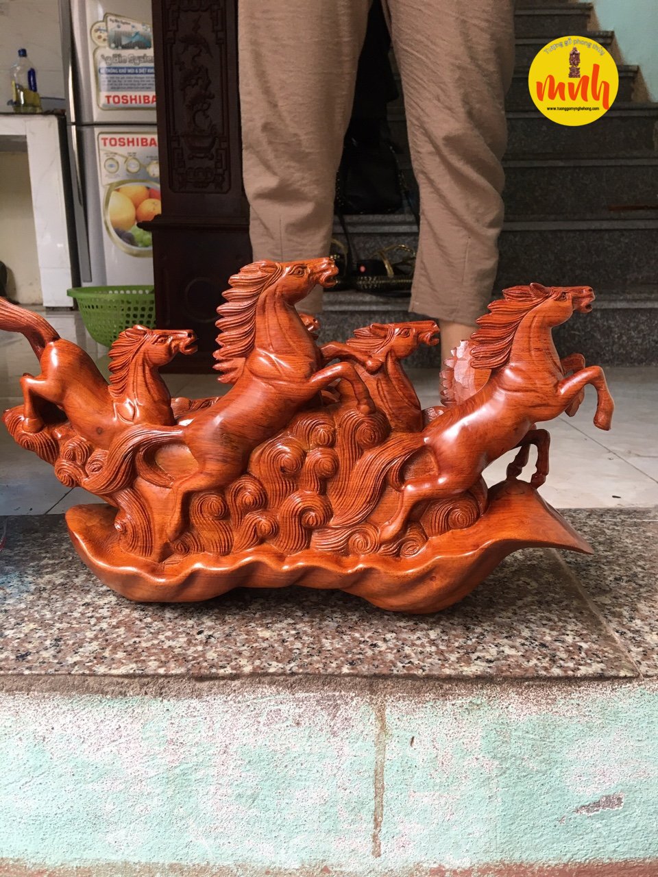 Tượng Bát Mã Phi Thiên Gỗ Hương Đá