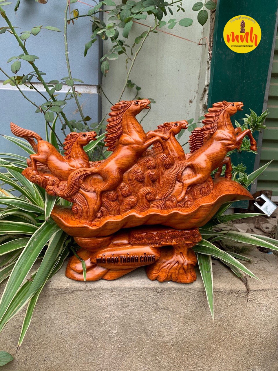 Tượng Bát Mã Phi Thiên Gỗ Hương Đá