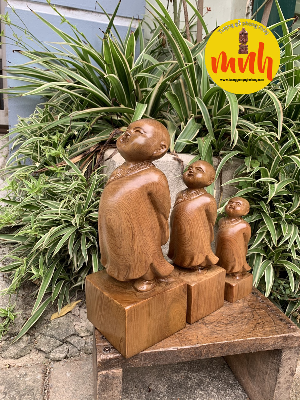 Tượng Chú Tiểu Vạn Sự Tùy Duyên Gỗ Bách Xanh