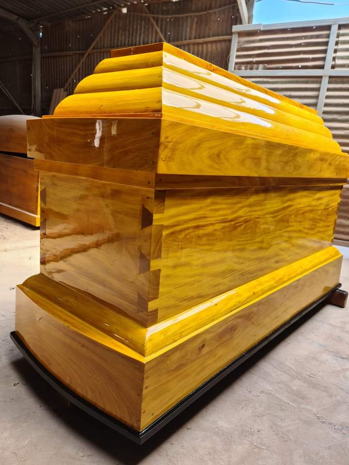 Gỗ sao an táng trọn gói có hoa tươi