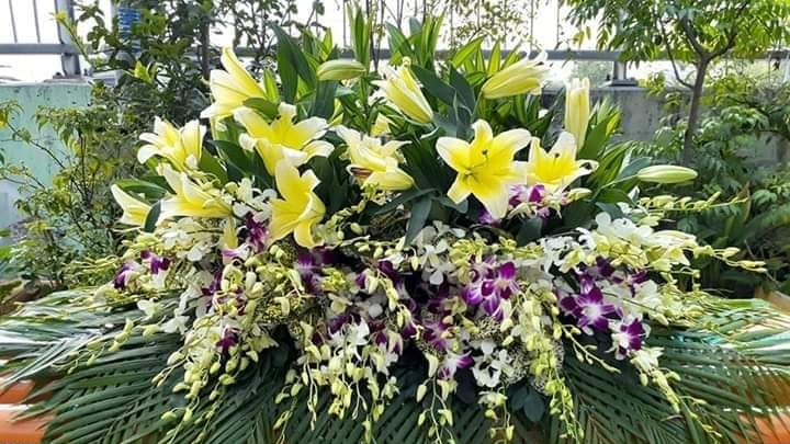 An táng gỗ đàn hương trọn gói có hoa tươi