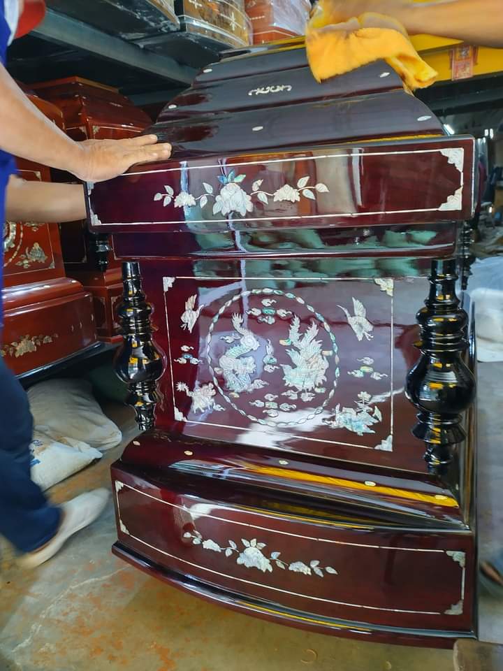An táng gỗ đàn hương trọn gói có hoa tươi