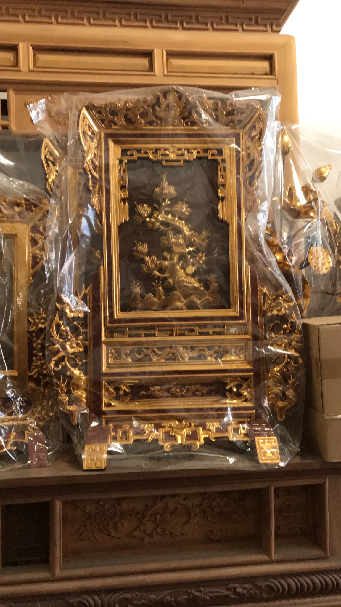 Giá gương cây Tùng- thờ gia tiên 