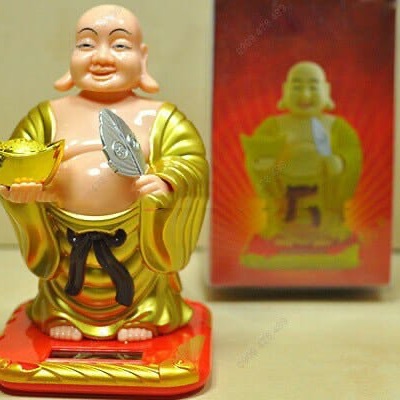 Phật Di Lạc dùng pin năng lượng mặt trời