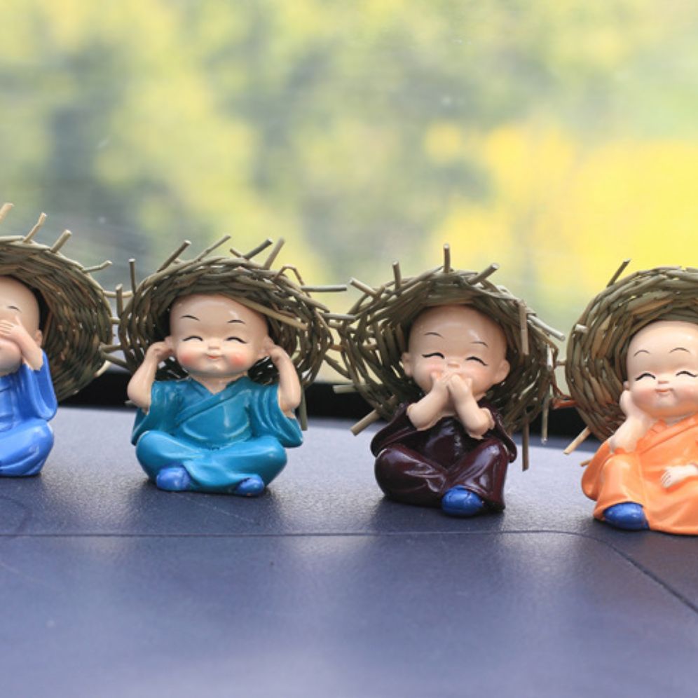 4 chú tiểu đội nón rơm