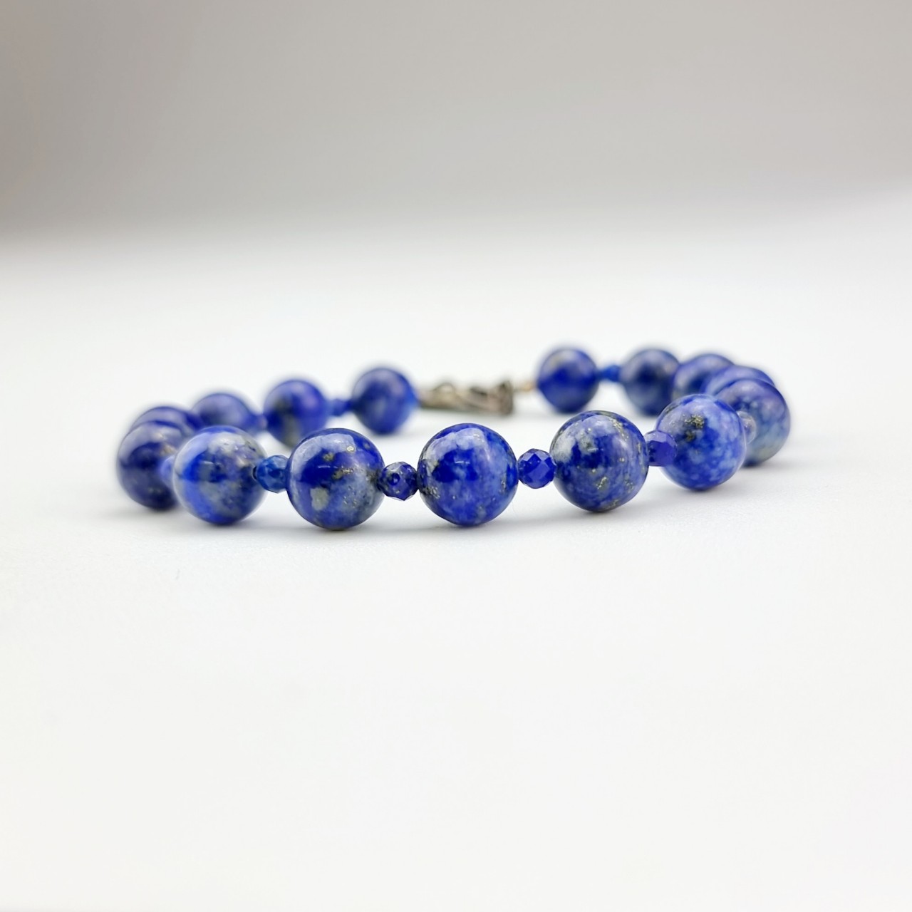 2203294 Chuỗi tay hộ mệnh bình an đá Chalcedony 8ly