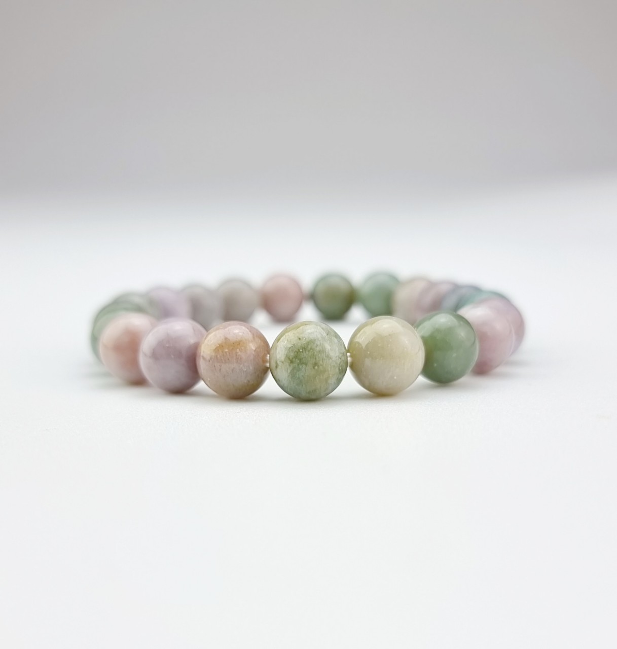 2204129 Trang sức phong thủy hộ mệnh vòng tay đá Thạch tủy Chalcedony thiên nhiên Saigonistar	