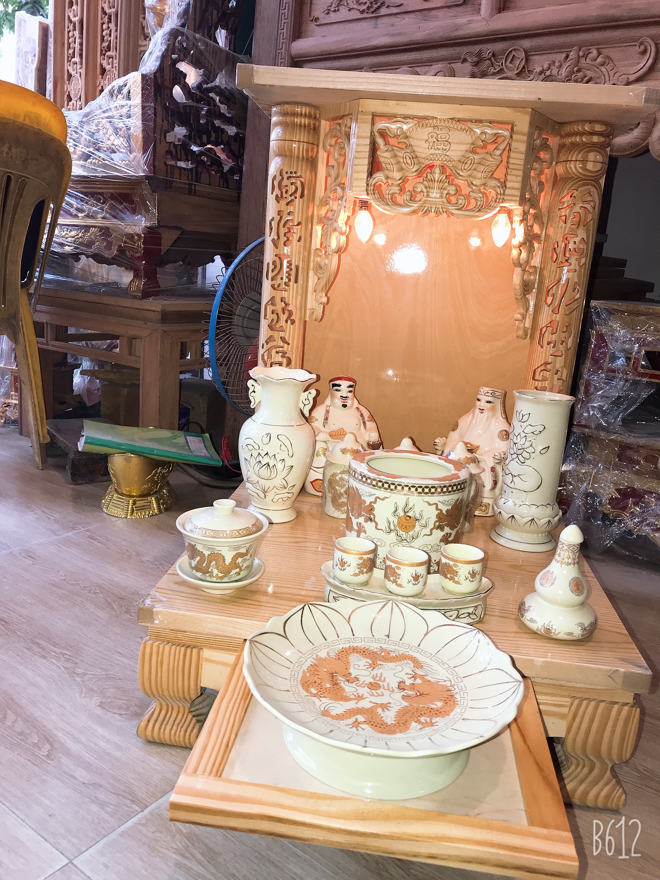 Bàn thờ thần tài ông địa mái chùa ngang 36