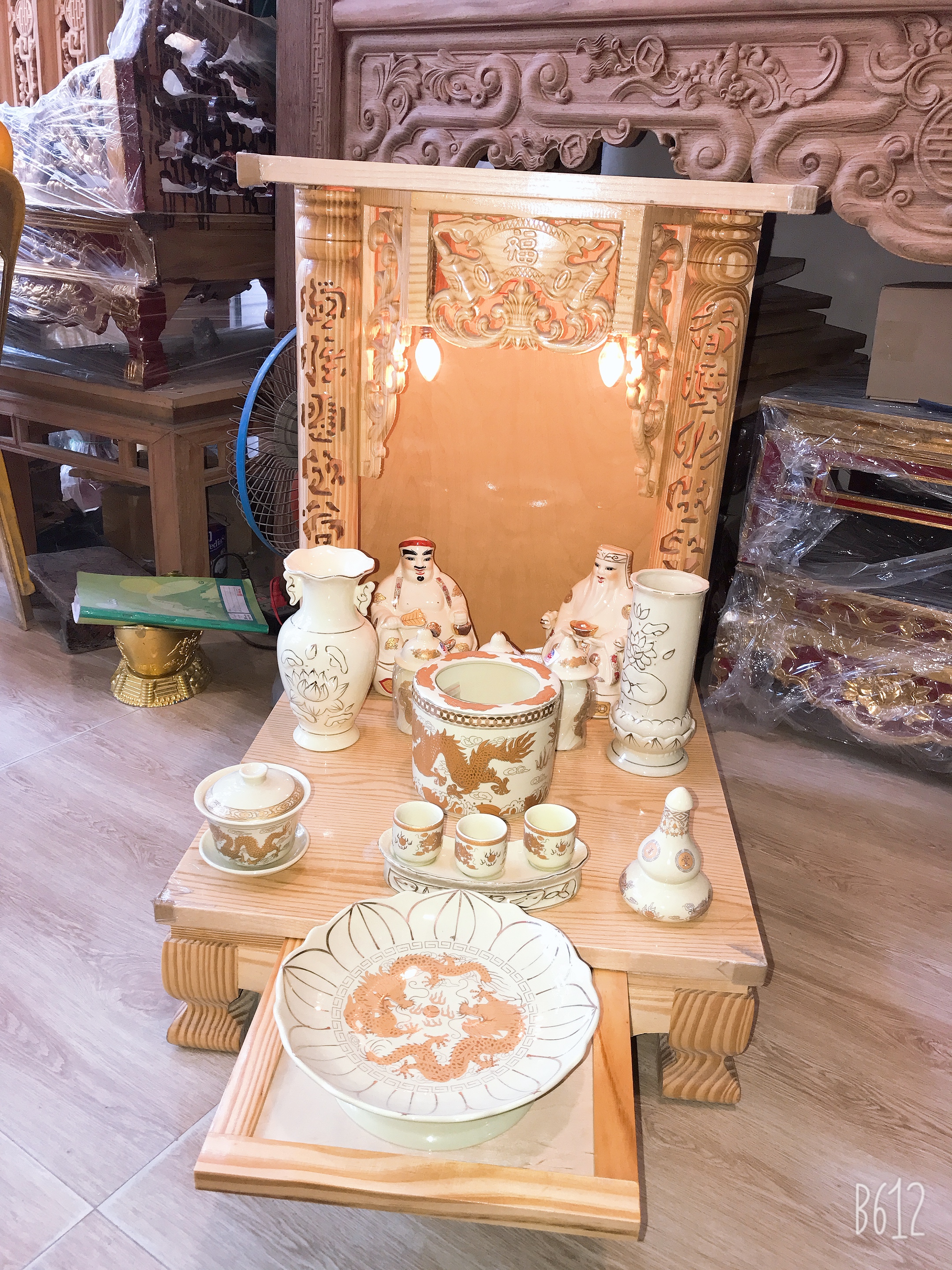 Bàn thờ thần tài ông địa mái chùa ngang 36