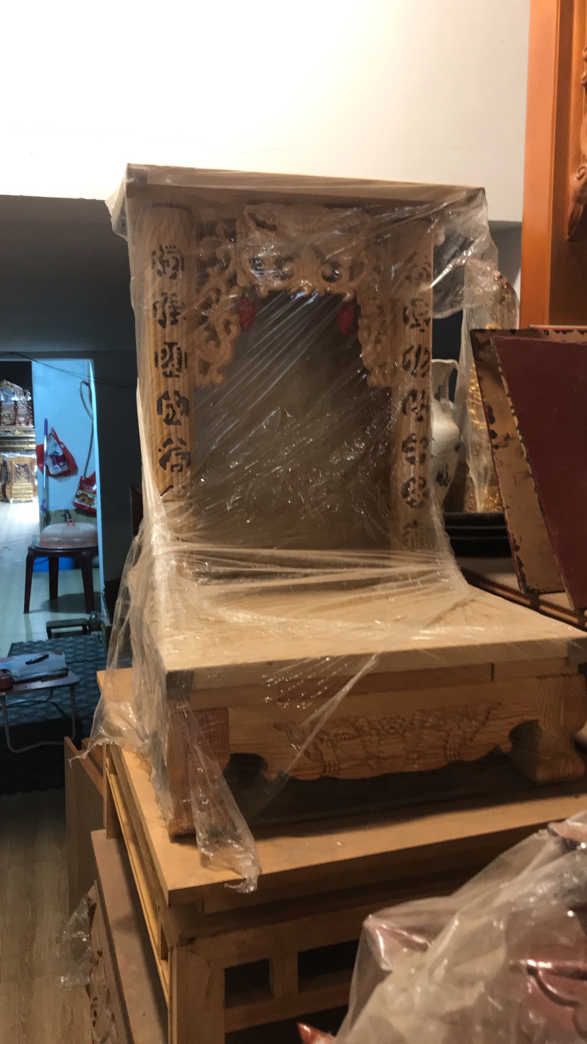 Bàn thờ thần tài ông địa mái chùa ngang 36