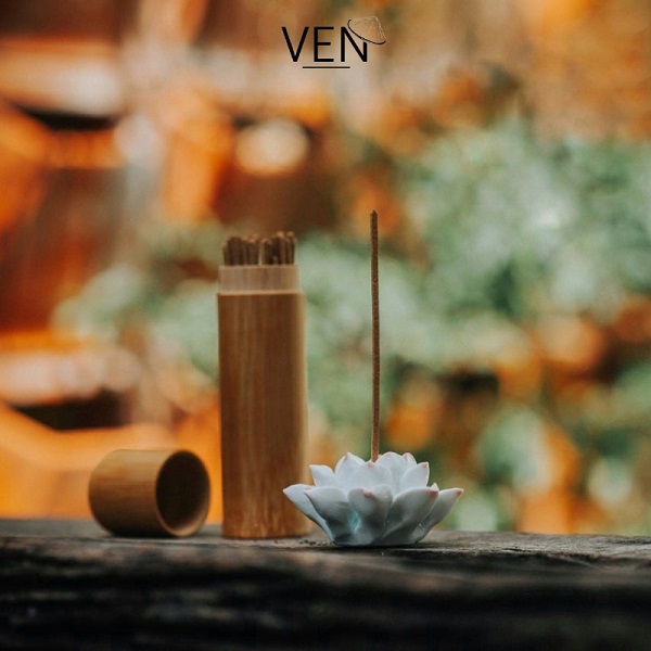 Nhang Không Tăm Từ Trầm Già 11cm - Ống Thuỷ Tinh Tặng Đế Sen Sứ