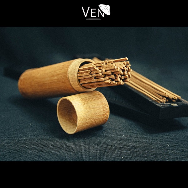 Nhang Không Tăm Từ Trầm Già 17cm - Ống Thuỷ Tinh Tặng Đế Sen Sứ