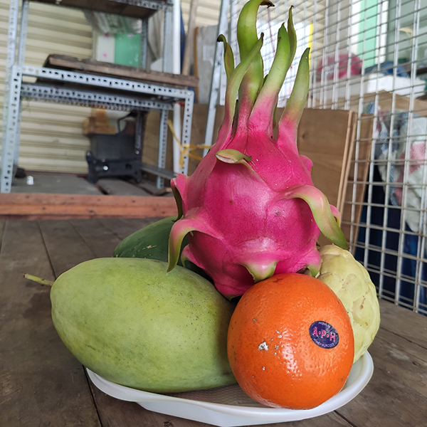 Combo trái cây và hoa cúc vàng