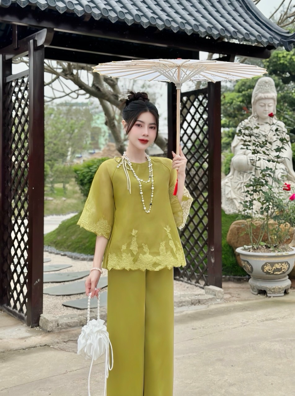 Đồ lam thêu như ý chân ren