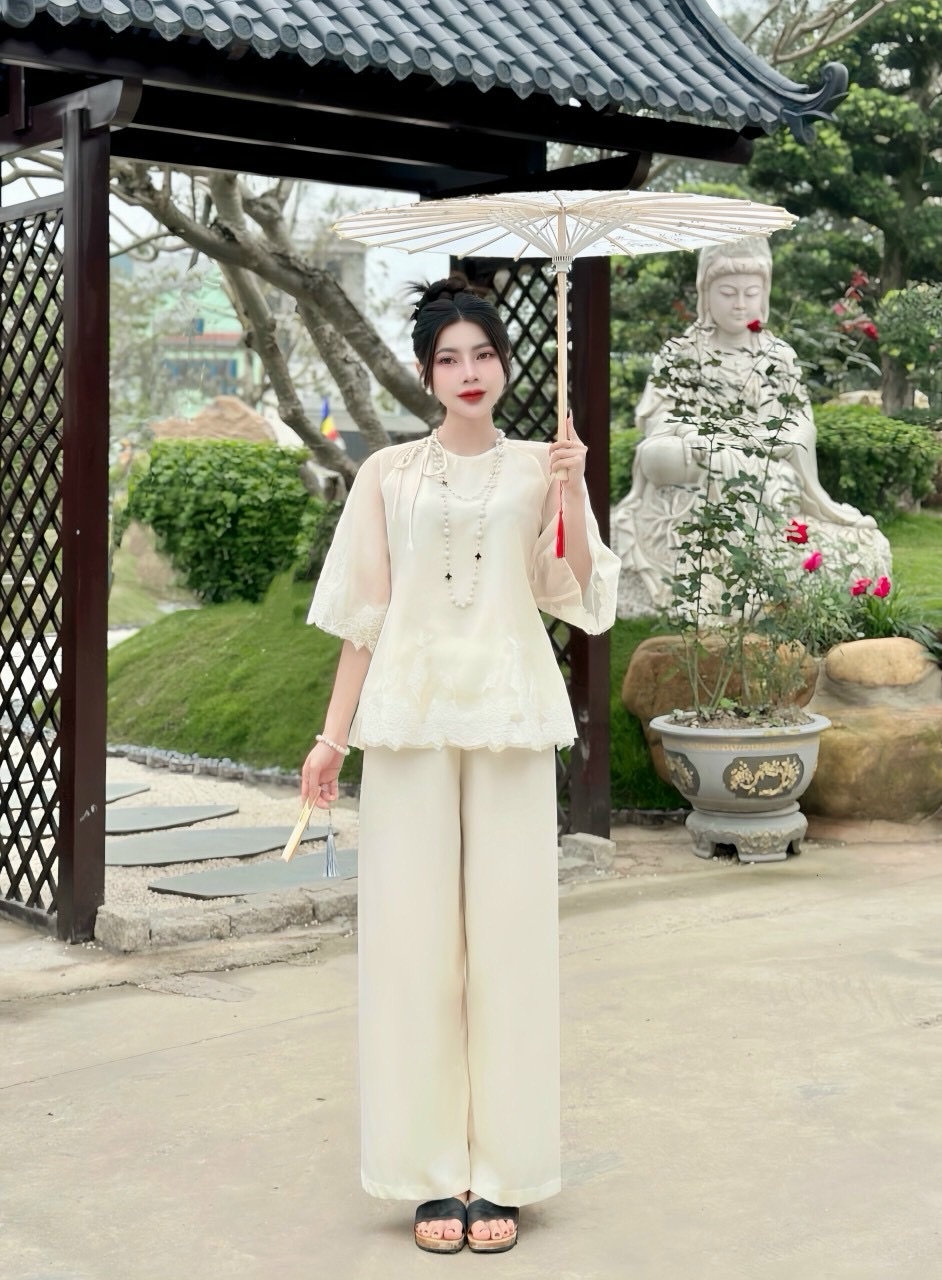 Đồ lam thêu như ý chân ren