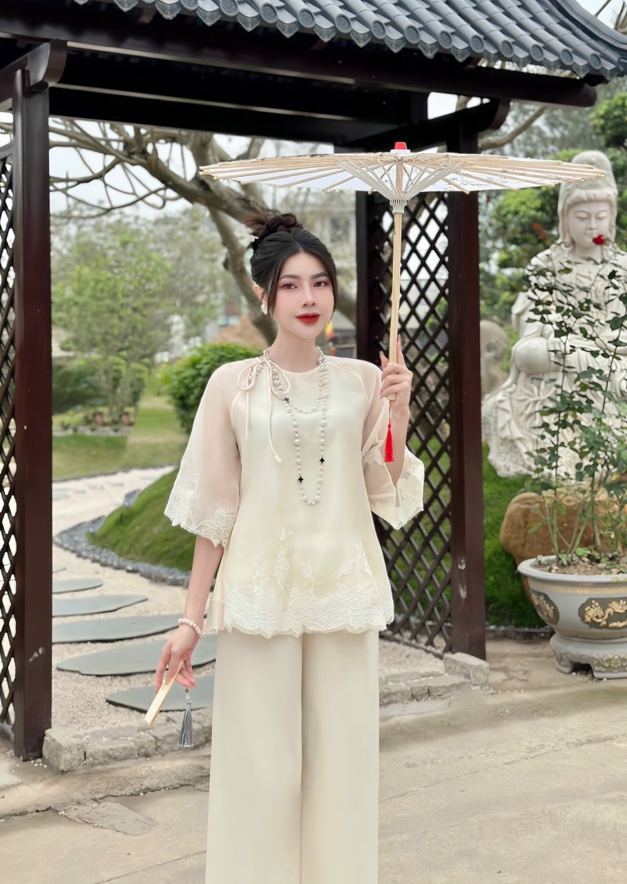 Đồ lam thêu như ý chân ren