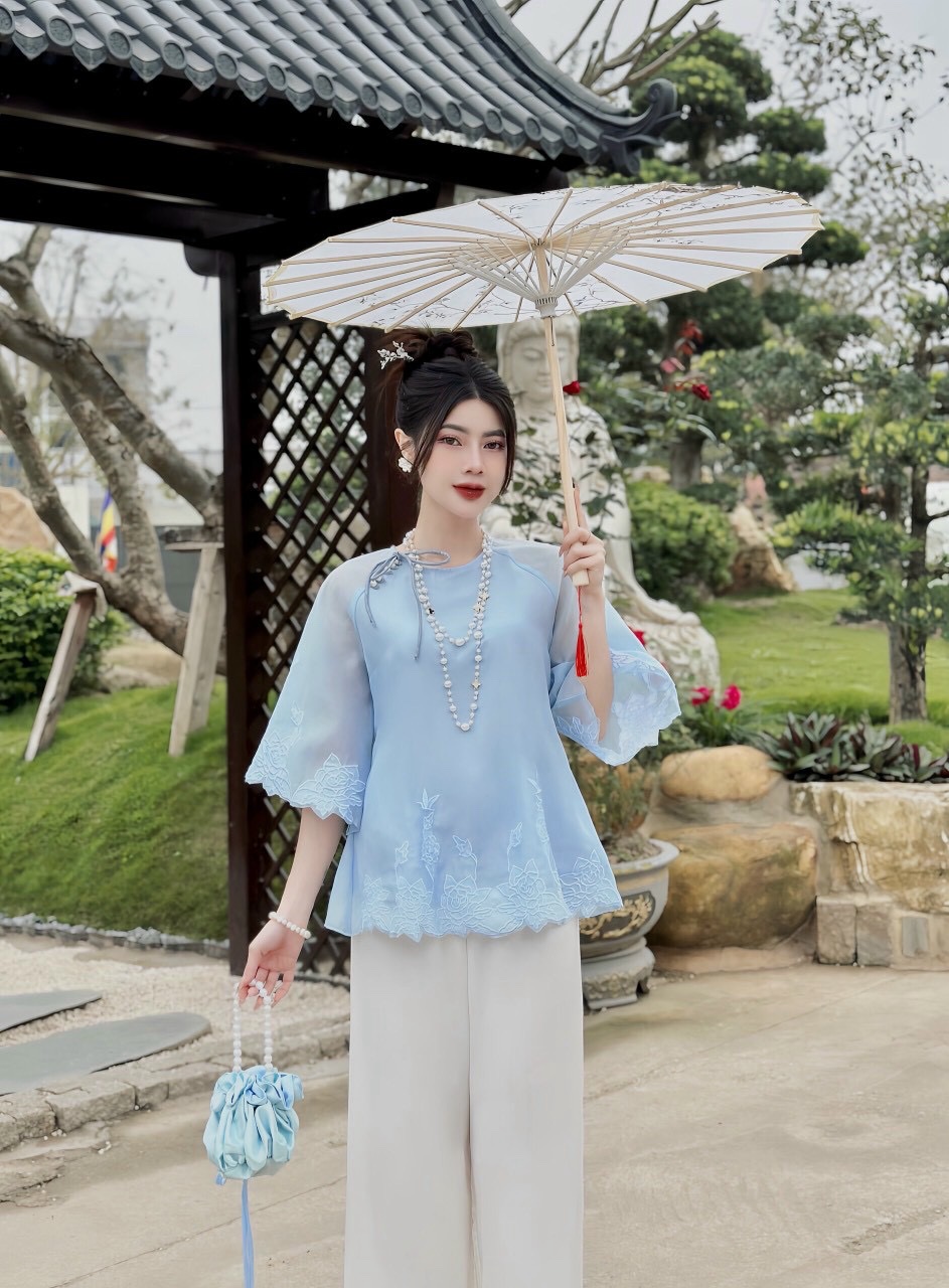 Đồ lam thêu như ý chân ren