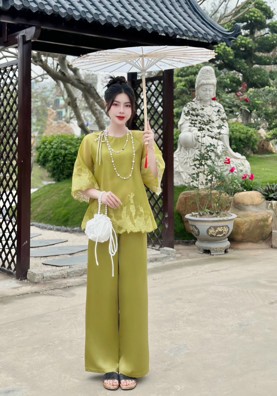 Đồ lam thêu như ý chân ren