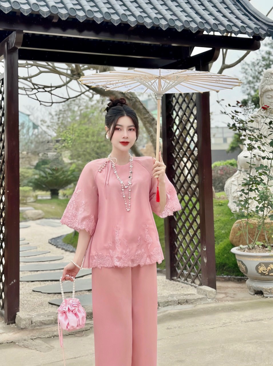 Đồ lam thêu như ý chân ren