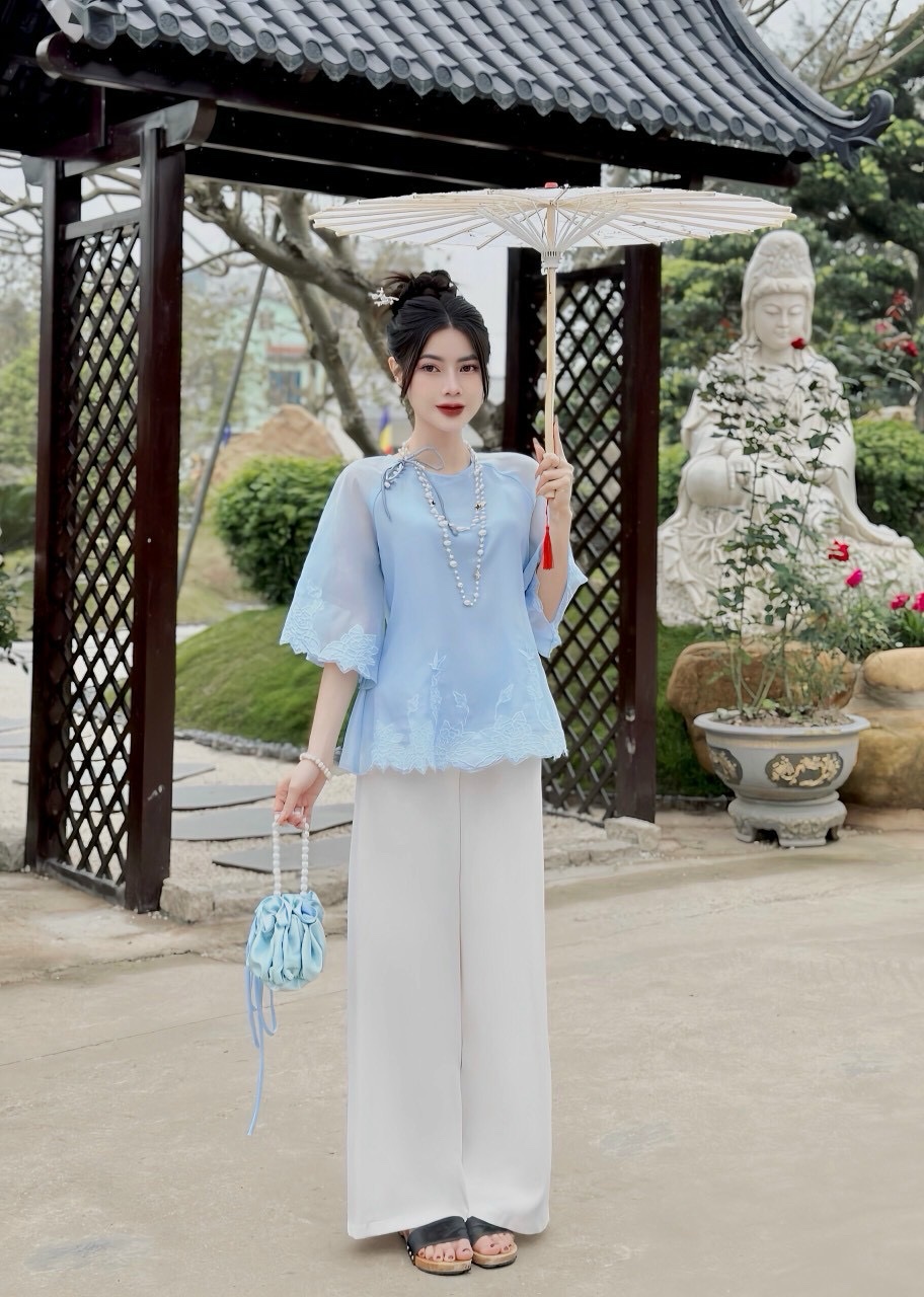 Đồ lam thêu như ý chân ren