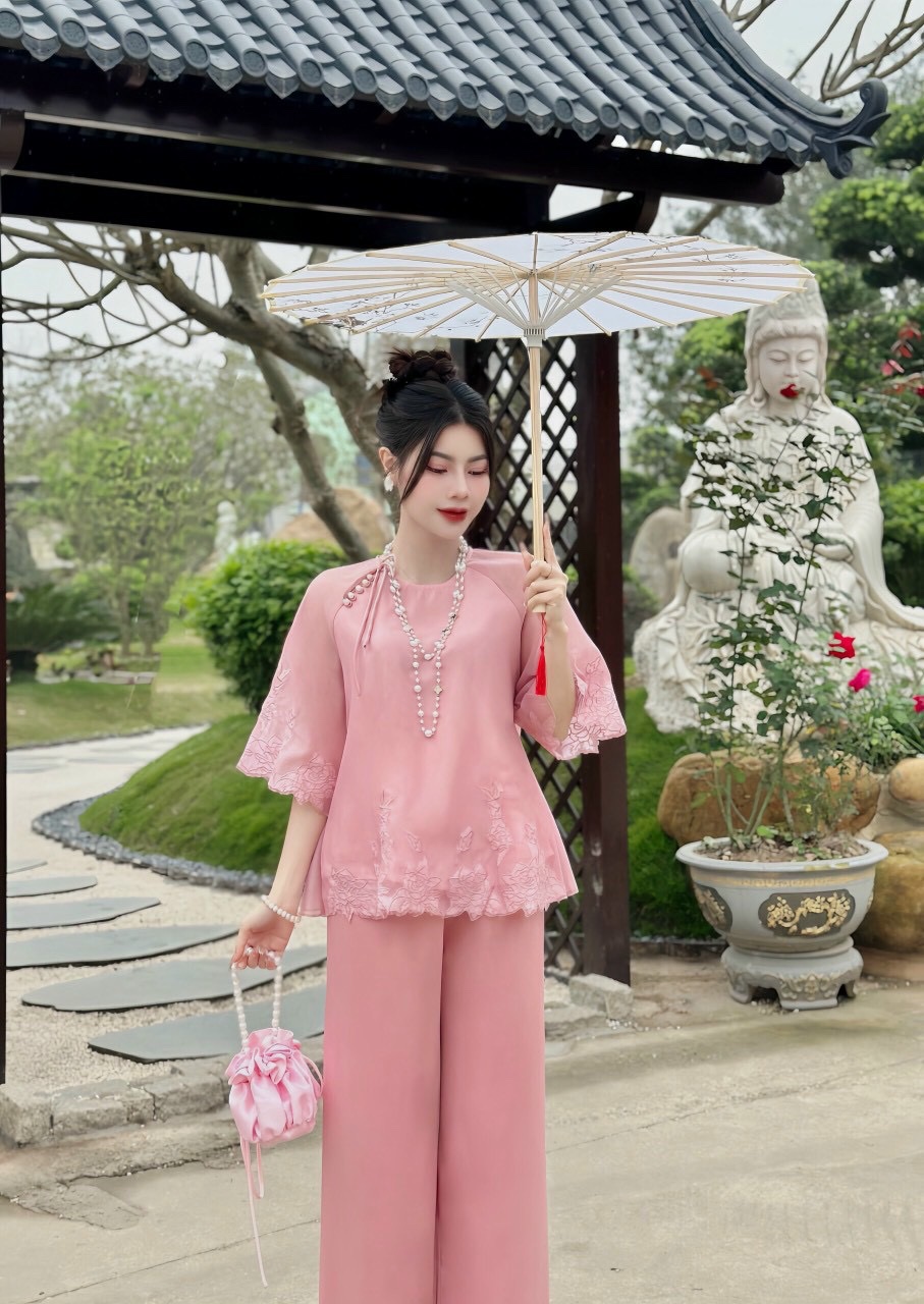 Đồ lam thêu như ý chân ren